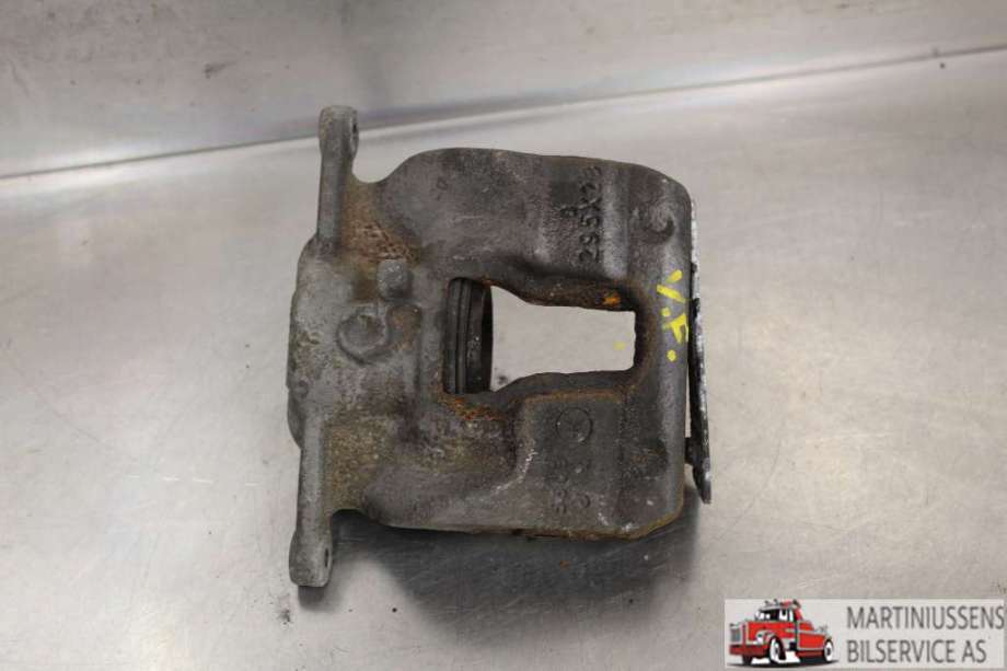Bremsecaliper venstre foran til Mercedes GLA, 2014-2020 (X156) (X156) (MERCEDES|)