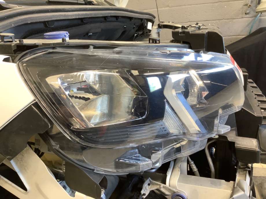 Frontlykt høyre halogen til Peugeot Partner 2019-->> (Type III)  (PEUGEOT|9816826880|)