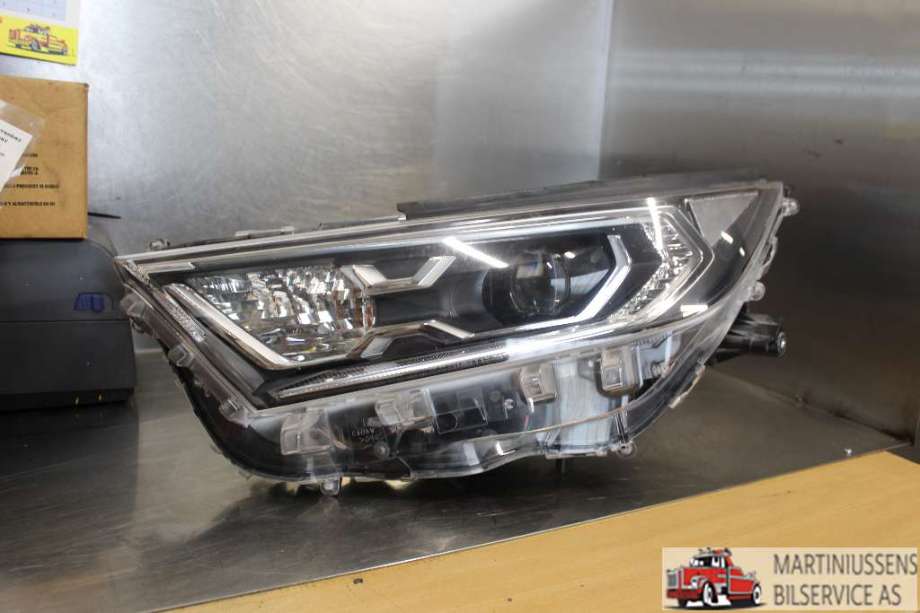 Frontlykt venstre halogen til Toyota RAV4 2019-->> (Type V)  (TOYOTA|)