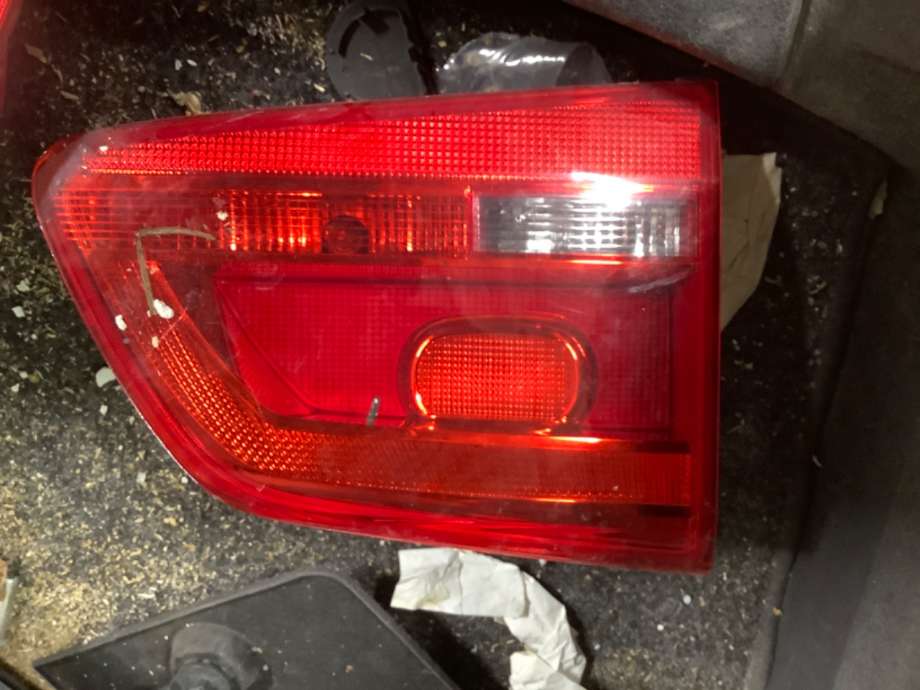 Baklykt venstre indre til VW Touran, 2010-2015 (Type I, Fase 3)  (VOLKSWAGEN|1T0 945 093)