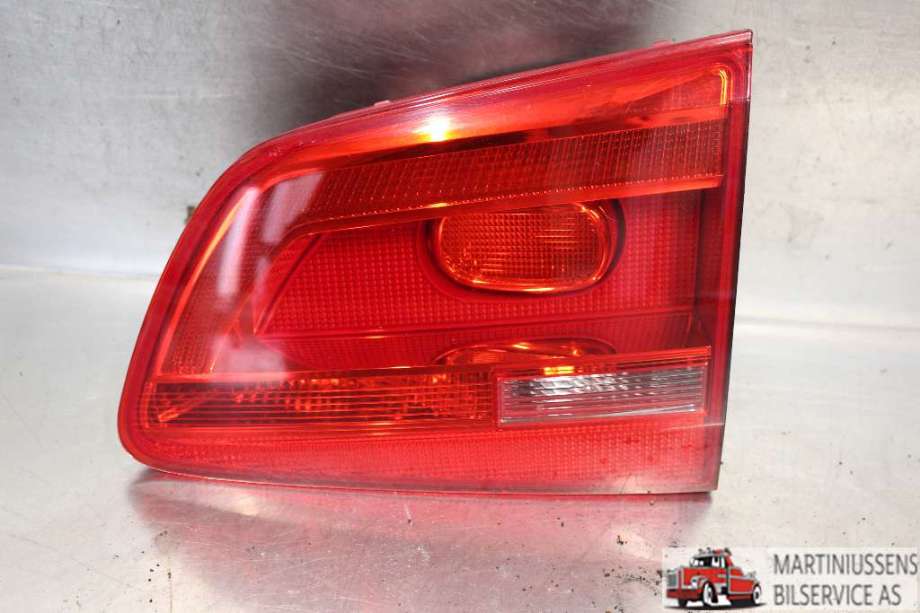 Baklykt høyre indre til VW Touran 2010-2015 (Type I, Fase 3)  (VOLKSWAGEN|1T0 945 094 A|)