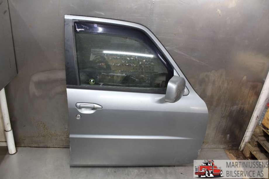 Dør høyre foran til Nissan Patrol, 2004-2010 (Fase 2) (Y61) (Y61) (NISSAN|)