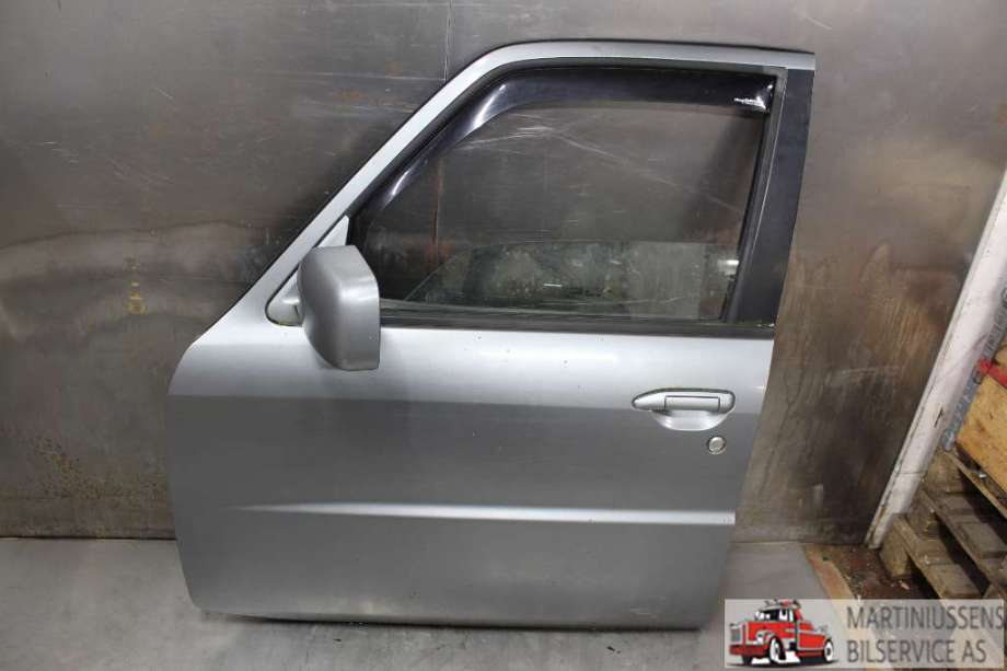 Dør venstre foran til Nissan Patrol, 2004-2010 (Fase 2) (Y61) (Y61) (NISSAN|)