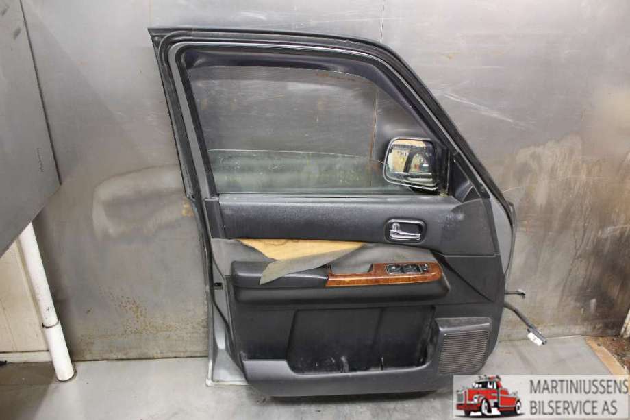 Dør venstre foran til Nissan Patrol 2004-2010 (Fase 2) (Y61) (Y61) (NISSAN|)