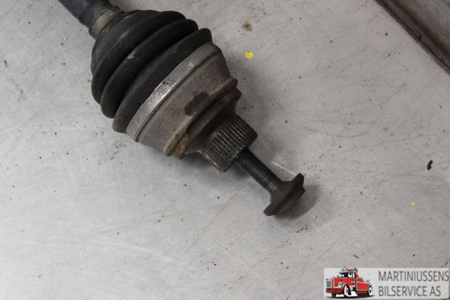 Drivaksel høyre foran til Audi A4 2007-2014 (Type IV) (B8) (B8) (AUDI|8K0 407 271 AJ|)