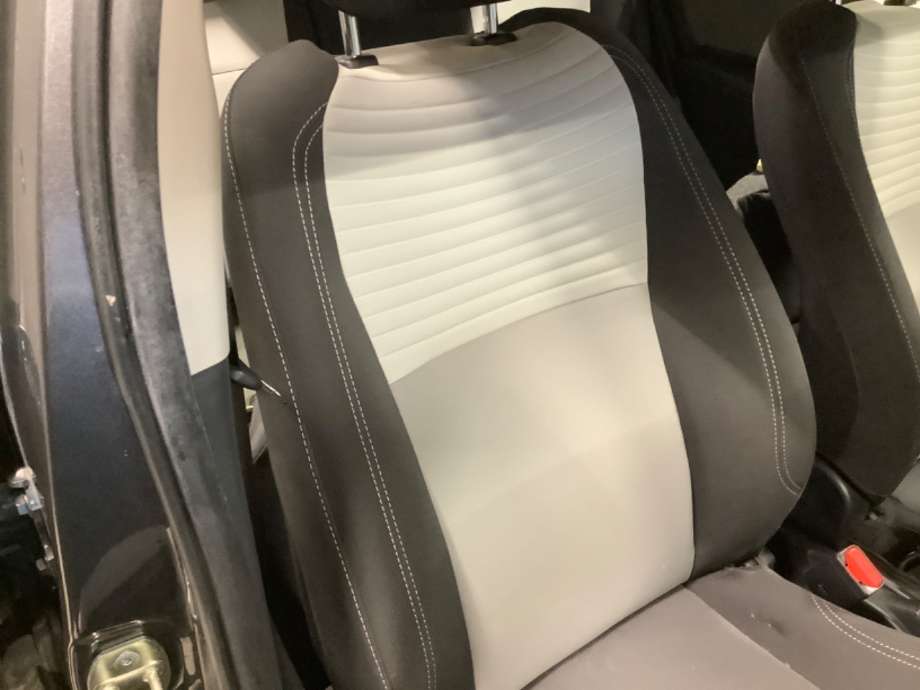 Sete foran høyre til Toyota Yaris 2014-2020 (Type III, Fase 2)  (TOYOTA|)