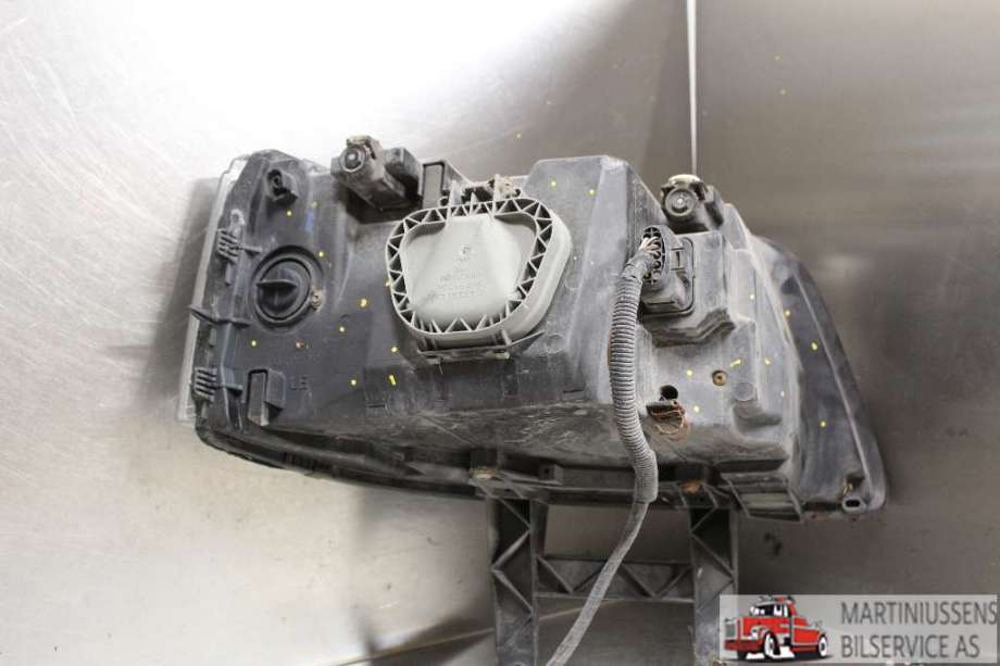 Frontlykt venstre halogen til VW Transporter / Caravelle 2003-2009 (Fase 1) (T5) (T5) (VOLKSWAGEN|7H1 941 015N||7H1 941 015 N)