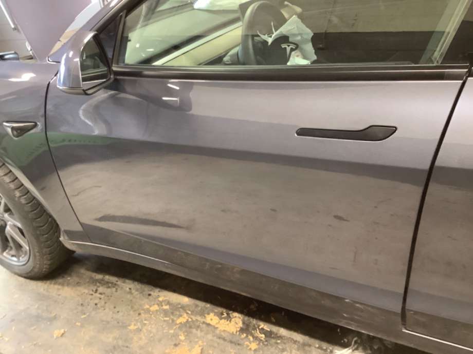 Dør venstre foran til Tesla Model 3, 2018-2023 (Fase 1)  (TESLA|)