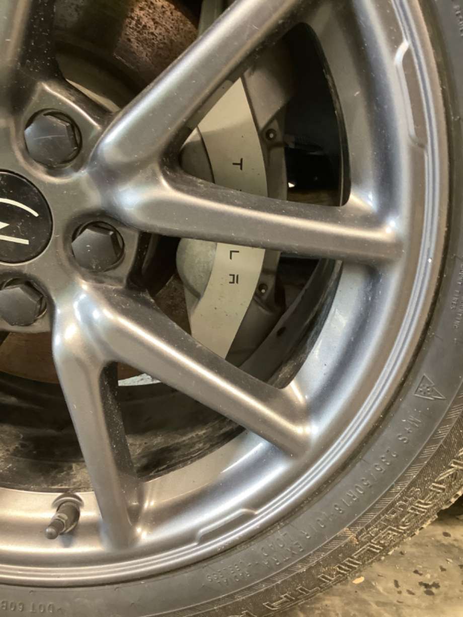 Bremsecaliper venstre foran til Tesla Model 3, 2018-2023 (Fase 1)  (TESLA|)