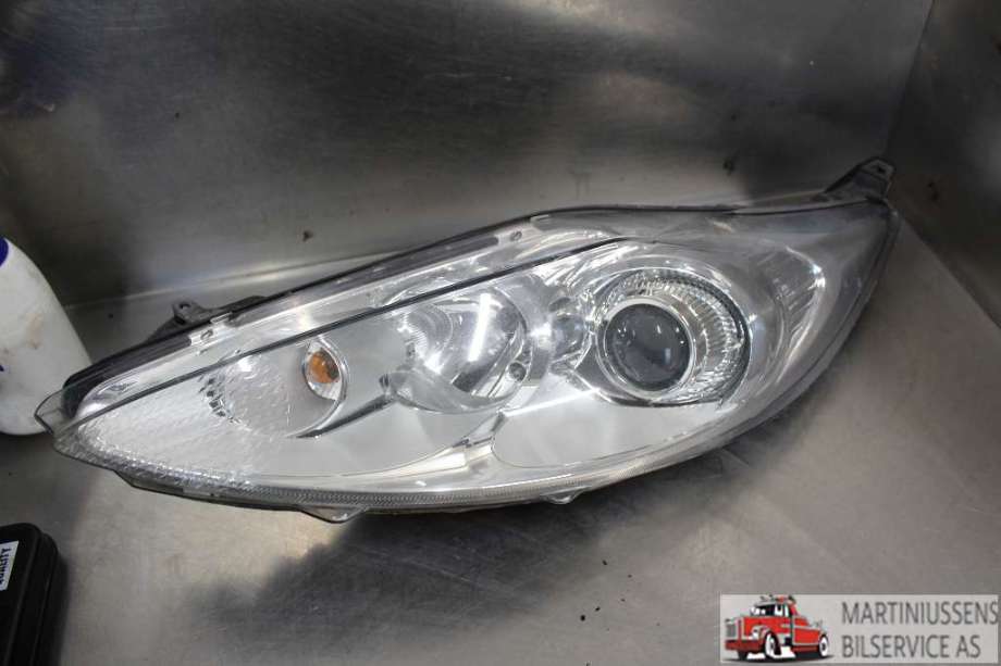 Frontlykt venstre halogen til Ford Fiesta, 2008-2012 (Type VI, Fase 1)  (FORD|)
