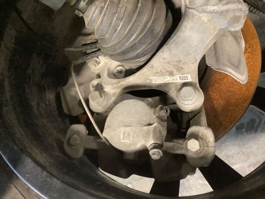 Bremsecaliper venstre foran til BMW X2, 2018-->> (F39) (F39) (BMW|)
