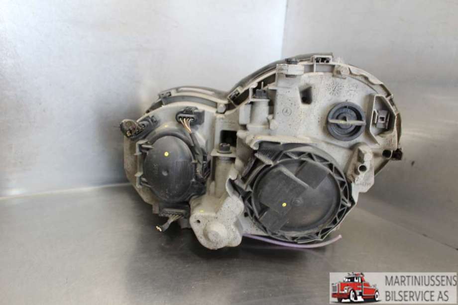 Frontlykt høyre xenon til Mercedes C-Klasse 2004-2007 (Fase 2) (W203) (W203) (MERCEDES|A203 820 38 61|)