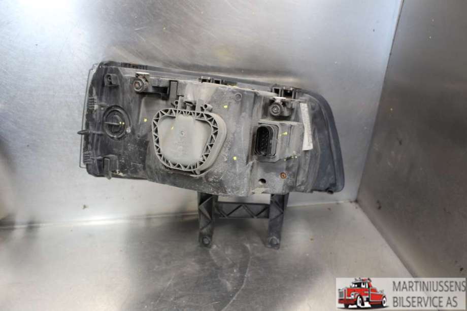 Frontlykt venstre halogen til VW Transporter / Caravelle 2009-2015 (Fase 2) (T5) (T5) (VOLKSWAGEN|7H1.941.015.S|)