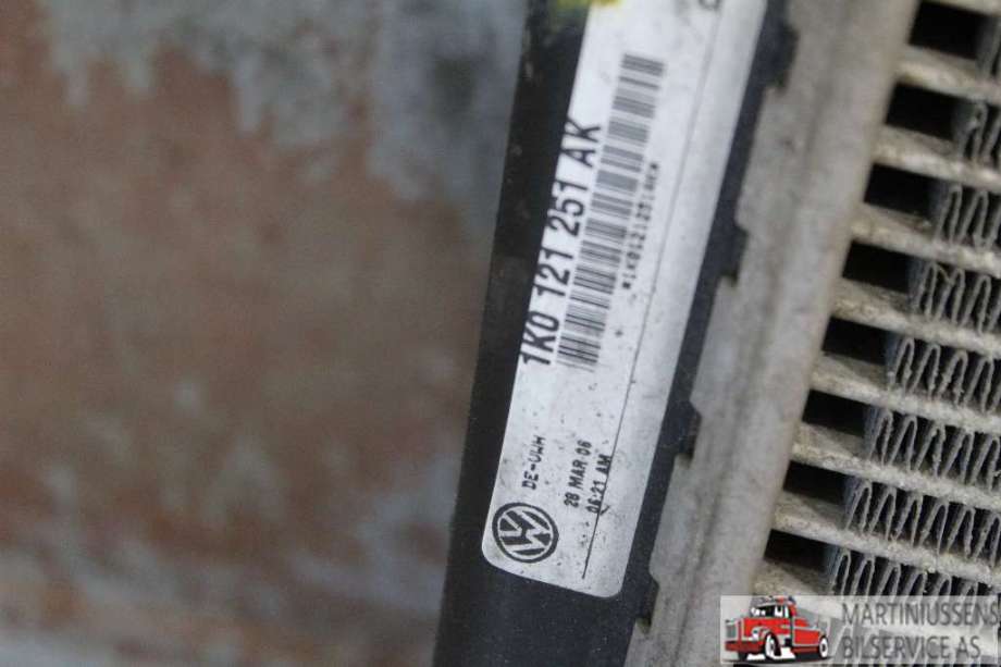 Radiator (manuell gir) til VW Caddy 2004-2010 (Type III, Fase 1)  (VOLKSWAGEN|1K0121251AK|)