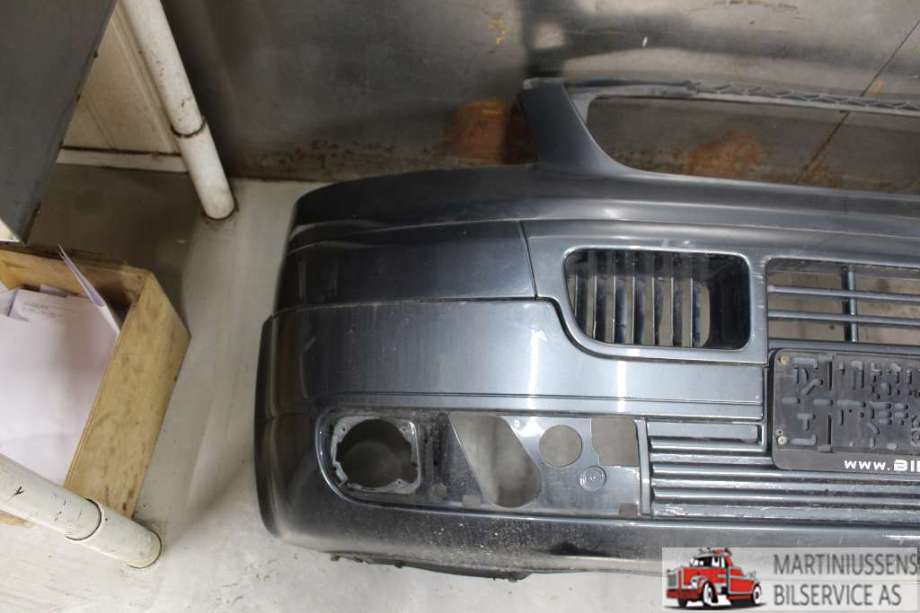 Støtfanger foran til VW Transporter / Caravelle 2003-2009 (Fase 1) (T5) (T5) (VOLKSWAGEN|7H0 807 101 F|)