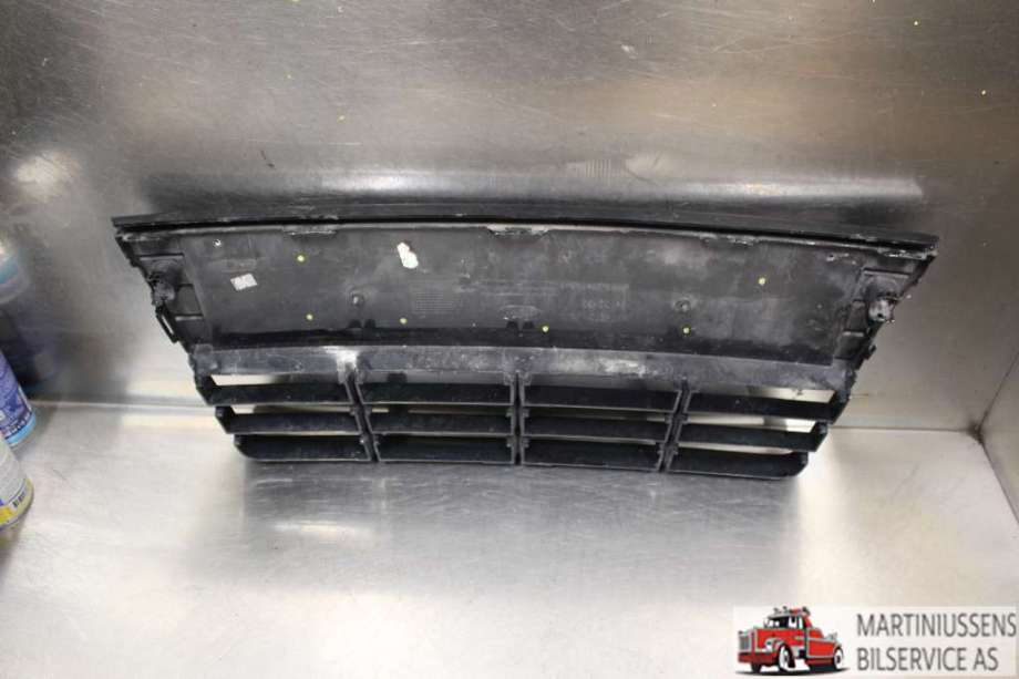 Grill midt til Ford Focus 2011-2014 (Type III, Fase 1)  (FORD||BM51-17K945-F)