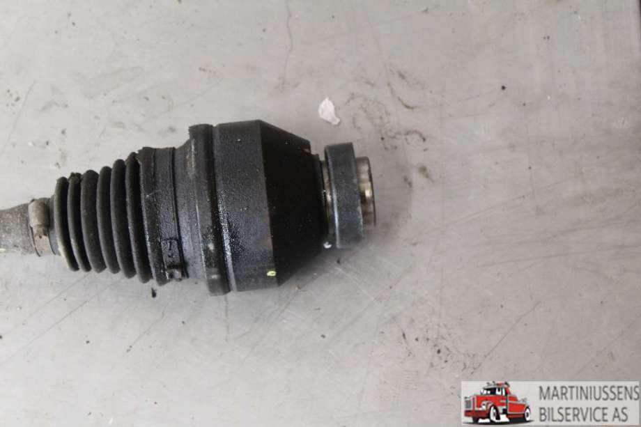 Drivaksel høyre foran til VW Transporter / Caravelle 2003-2009 (Fase 1) (T5) (T5) (VOLKSWAGEN|7H0 407 272 CJ|)