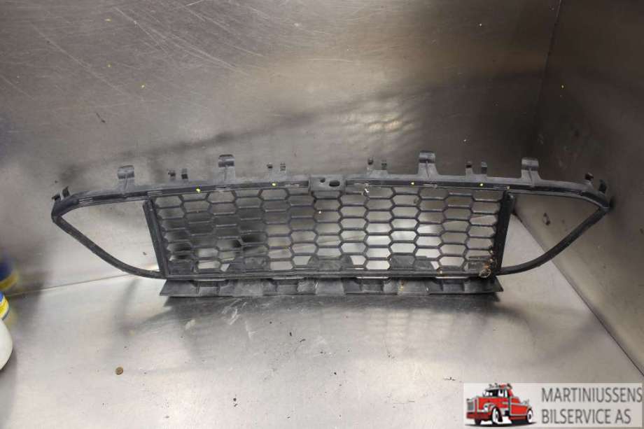Grill midt til BMW 3-Serie 2012-2018 (F30/F31/F34) (F30/F31/F34) (BMW|51 11 8 068 124|)