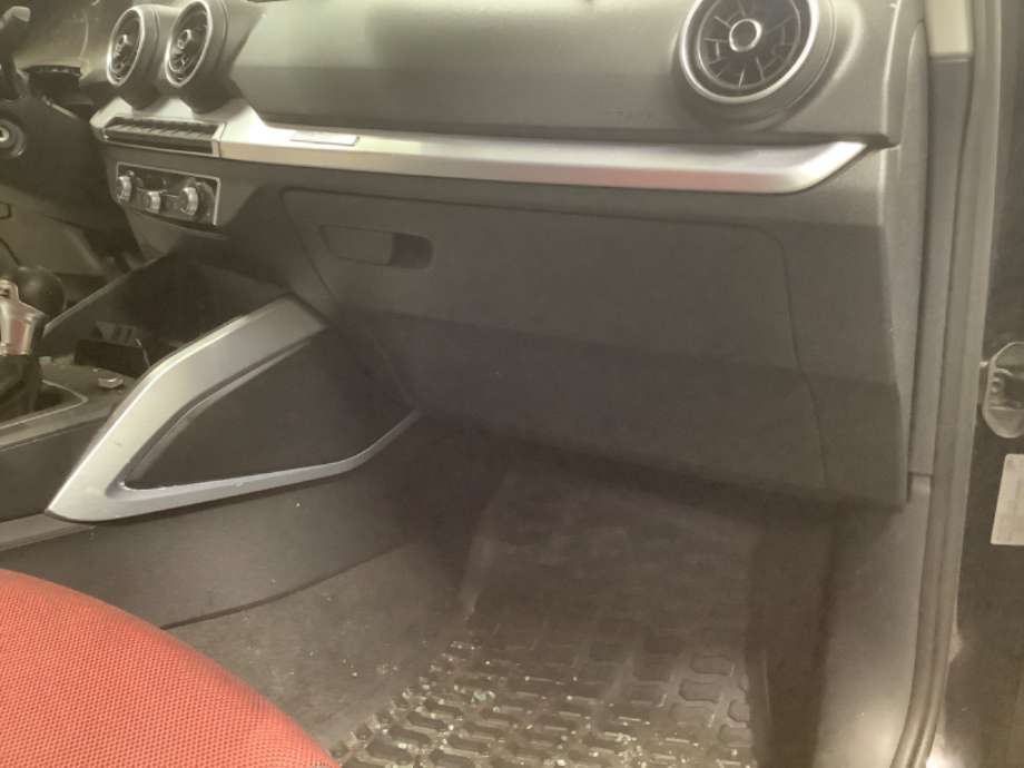 Hanskerom til Audi Q2, 2016-->>  (AUDI|)