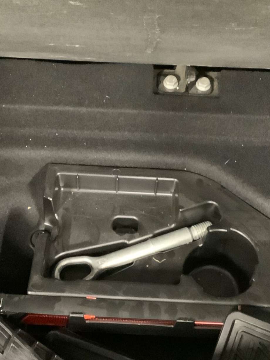Bagasjerom slepeøye/tauekrok til Mercedes CLA, 2013-2019 (C117) (C117) (MERCEDES|)