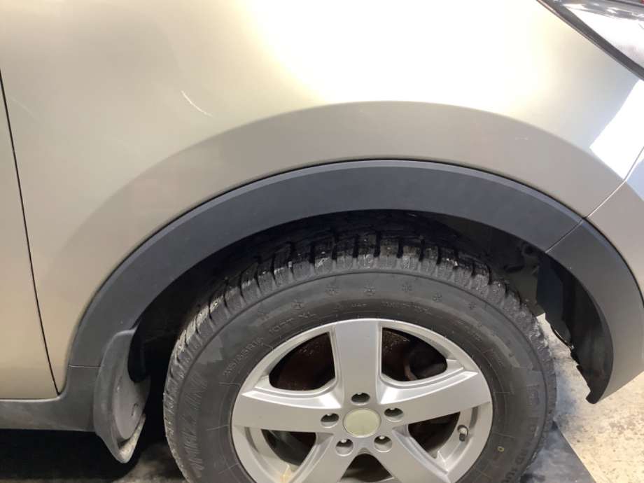 Hjulbuelist venstre foran til Kia Sportage, 2010-2016 (Type III)  (KIA|)