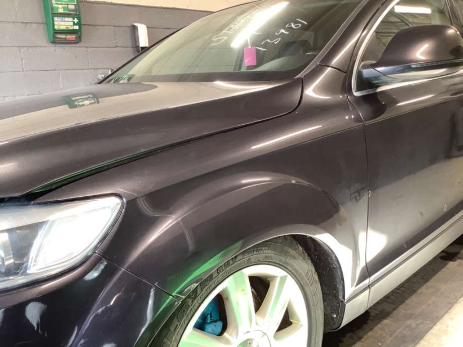 Skjerm venstre foran til Audi Q7, 2006-2010 (Type I, Fase 1)  (AUDI|)
