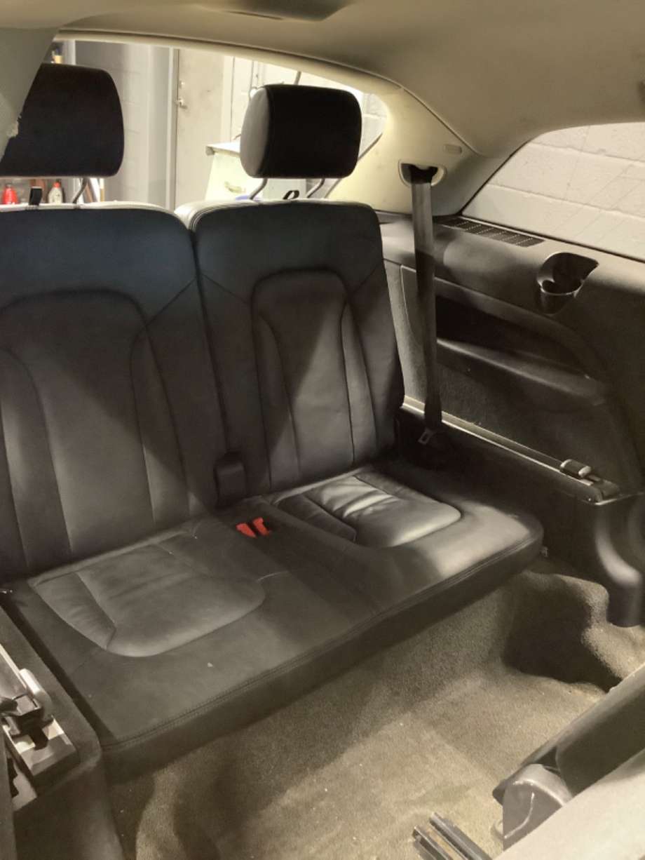 Sete bak til Audi Q7, 2006-2010 (Type I, Fase 1)  (AUDI|)