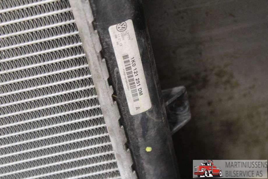 Radiator (manuell gir) til VW Caddy 2010-2015 (Type III, Fase 2)  (VOLKSWAGEN||1K0 121 251 DM)