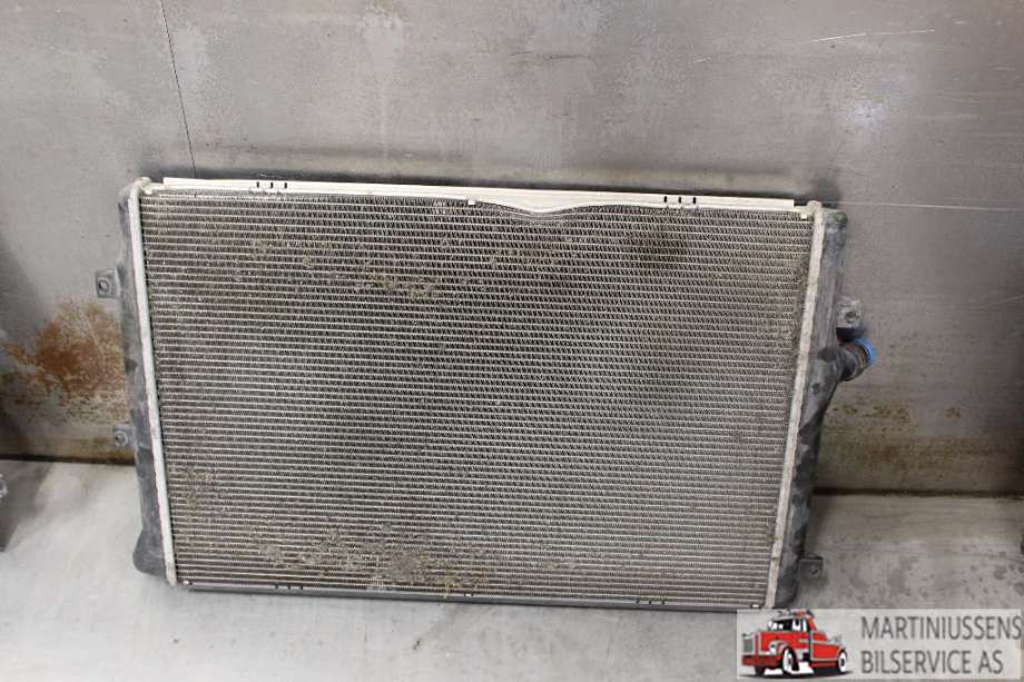 Radiator (manuell gir) til VW Caddy 2010-2015 (Type III, Fase 2)  (VOLKSWAGEN||1K0 121 251 DM)