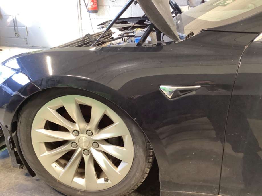 Skjerm venstre foran til Tesla Model S, 2016-2021 (Fase 2)  (TESLA|)