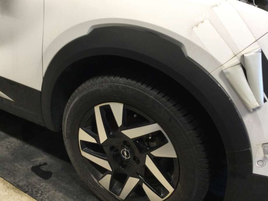 Hjulbuelist venstre foran til Opel Mokka E, 2020-->> (Type II)  (OPEL|)