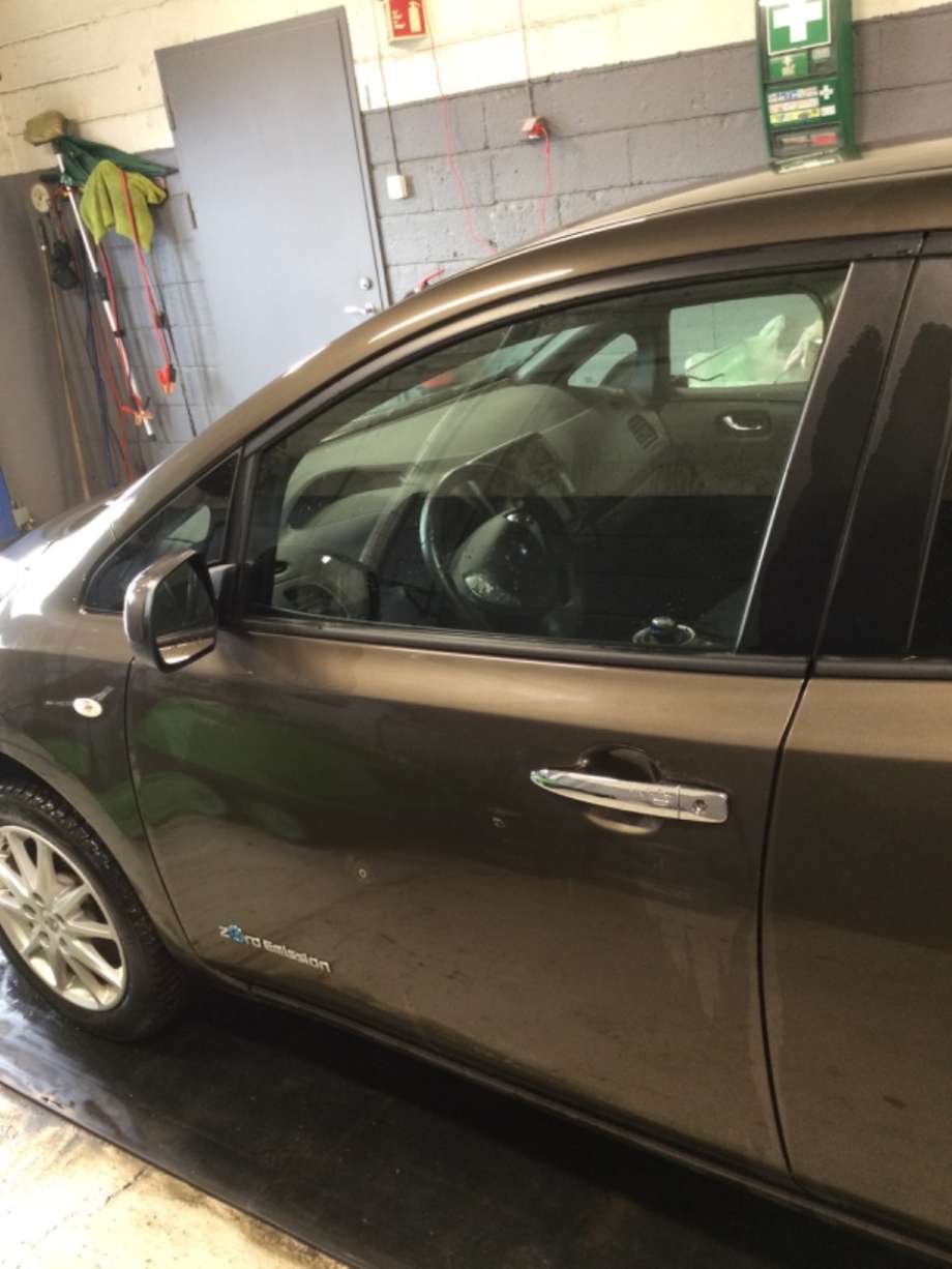 Dør venstre foran til Nissan Leaf, 2011-2017 (Type I)  (NISSAN|)