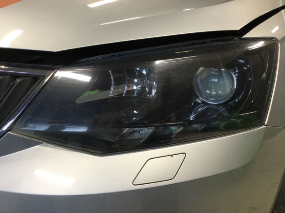 Frontlykt venstre halogen til Škoda Fabia, 2014-2021 (Type III)  (SKODA|)