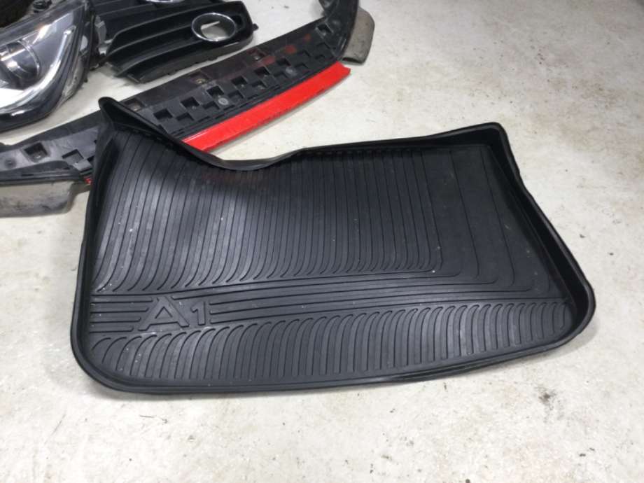 Bagasjerom teppe/gulvplate til Audi A1 2010-2014 (Type I, Fase 1)  (AUDI|)