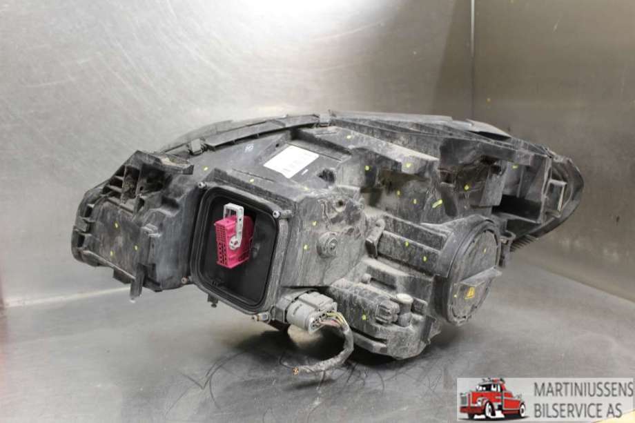 Frontlykt høyre halogen til Mercedes B-Klasse 2011-2018 (W246) (W246) (MERCEDES||A 246 820 72 61)