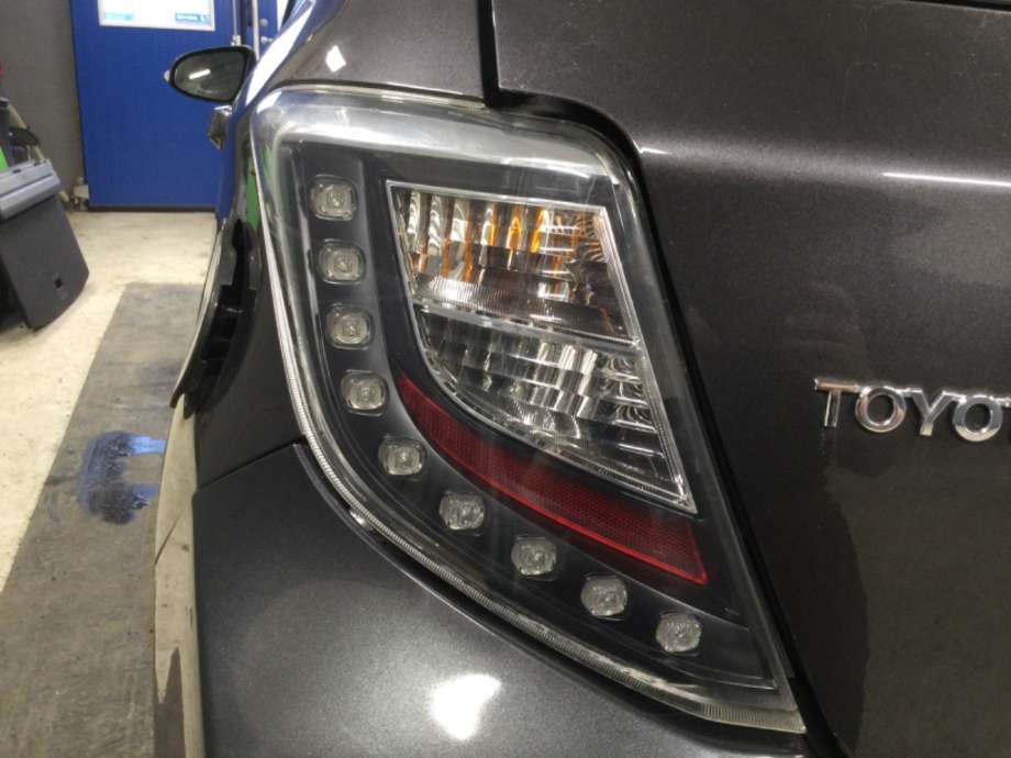 Baklykt venstre til Toyota Yaris, 2012-2014 (Type III, Fase 1)  (TOYOTA|)