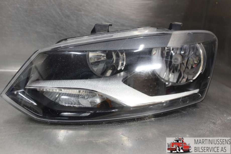 Frontlykt venstre halogen til VW Polo 2009-2014 (Type V, Fase 1)  (VOLKSWAGEN||6R1 941 007 F)