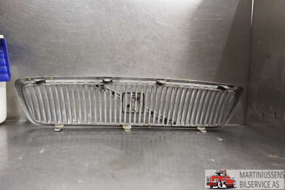 Grill til Volvo V70 2000-2004 (Type II, Fase 1)  (|8659875)