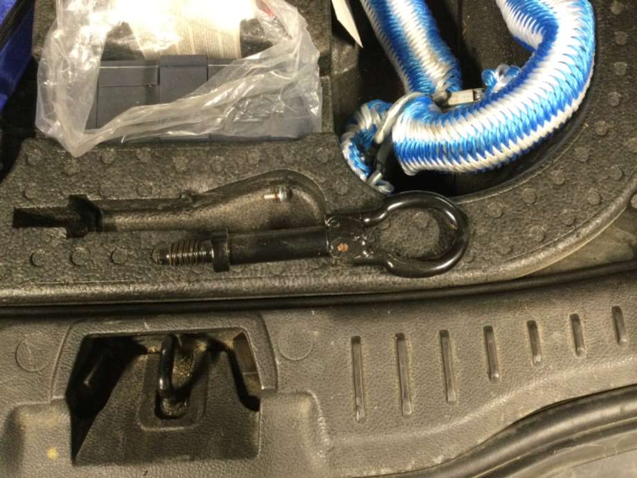 Bagasjerom slepeøye/tauekrok til Ford Focus, 2011-2014 (Type III, Fase 1)  (FORD|)