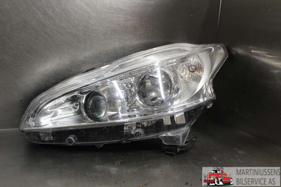 Frontlykt venstre halogen til Peugeot 208, 2012-2019 (Type I)  (PEUGEOT|89907270)