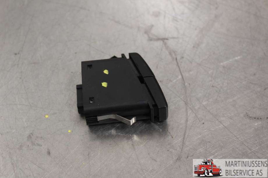 Bryter nødblink til BMW X5 2007-2013 (E70) (E70) (BMW||6131-6 919 506-04)