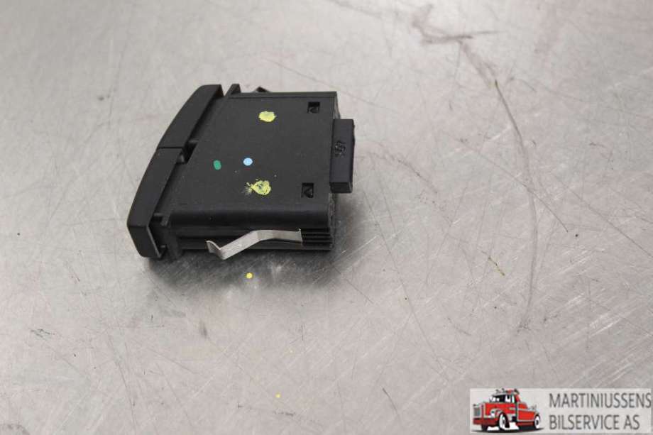 Bryter nødblink til BMW X5 2007-2013 (E70) (E70) (BMW||6131-6 919 506-04)
