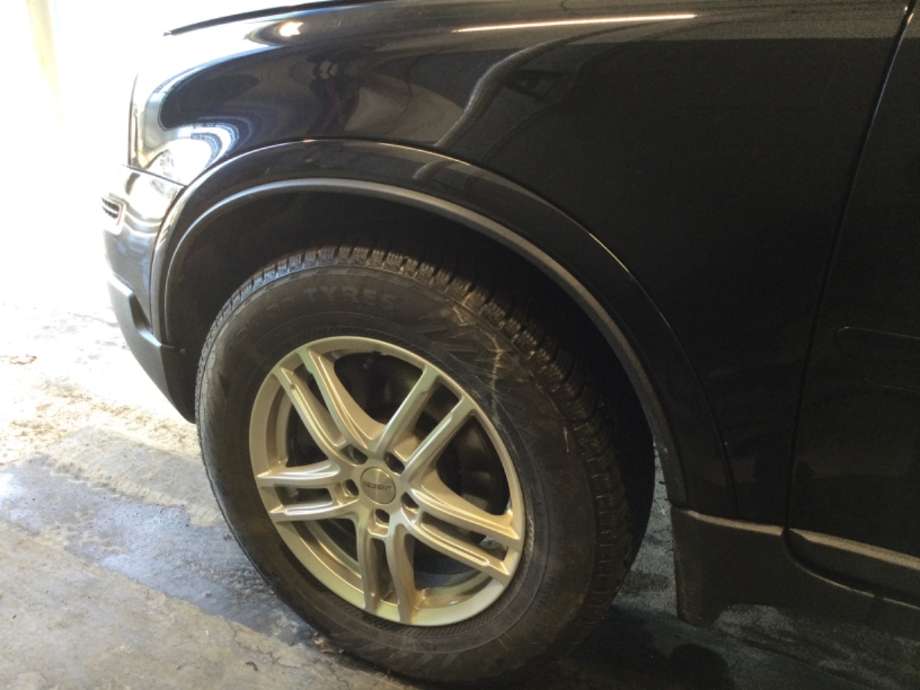 Hjulbuelist venstre foran til Volvo XC90, 2007-2014 (Type I, Fase 2)  (VOLVO|)