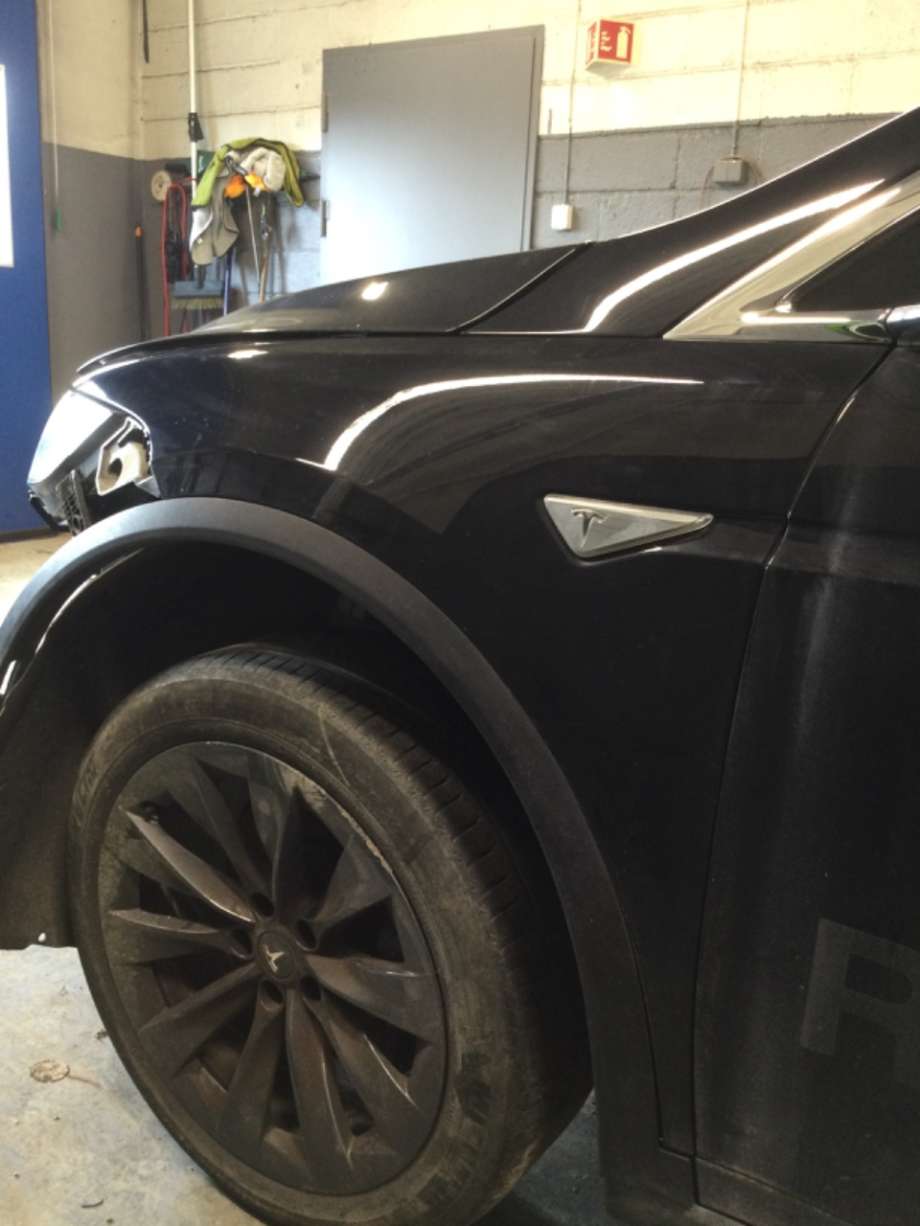 Skjerm venstre foran til Tesla Model X, 2016-->>  (TESLA|)