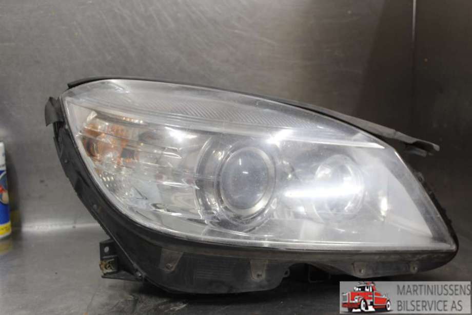 Frontlykt høyre halogen til Mercedes C-Klasse, 2007-2011 (Fase 1) (W204) (W204) (MERCEDES|A 204 820 29 61)
