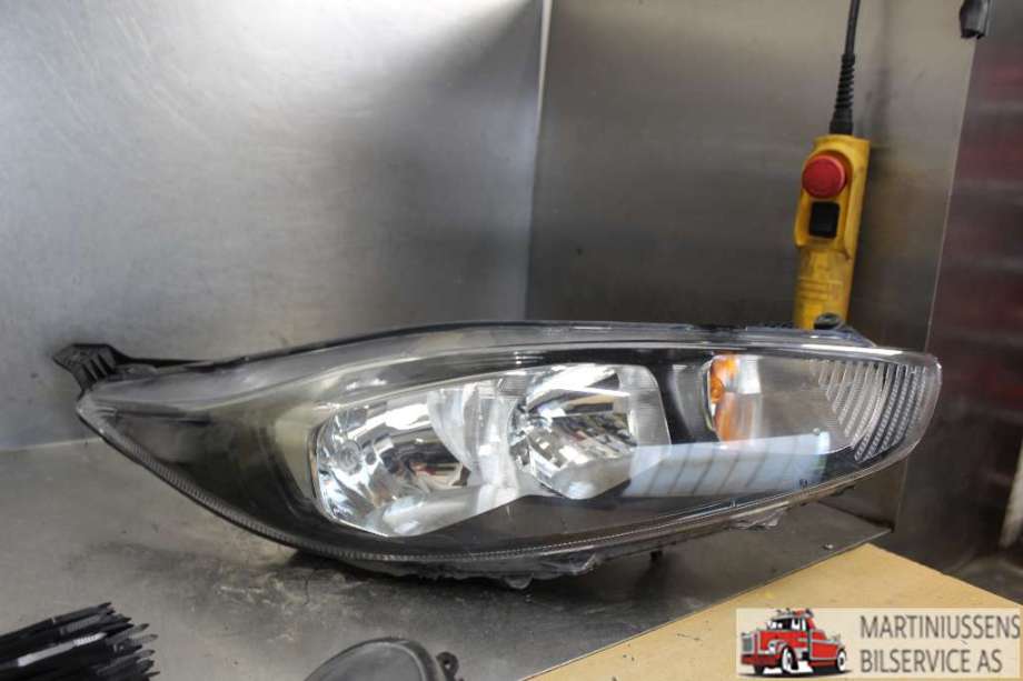 Frontlykt høyre halogen til Ford Fiesta, 2013-2017 (Type VI, Fase 2)  (FORD|)