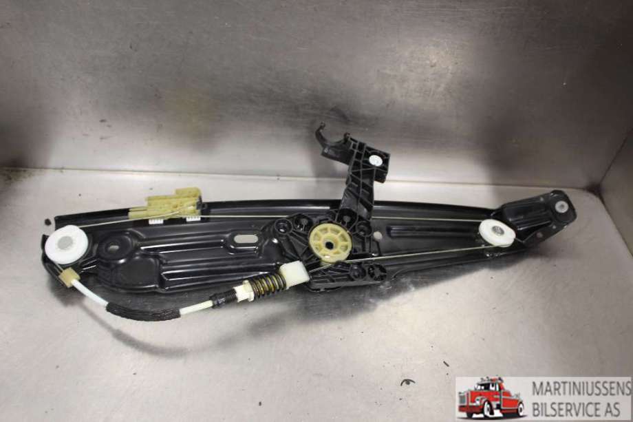 Ruteheis til BMW 5-Serie 2010-2017 (F10/F11) (F10/F11) (BMW|51 35 7 182 613|)