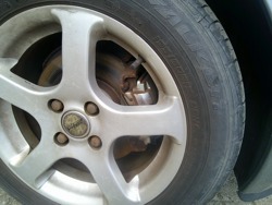Bremsecaliper venstre foran til Toyota Yaris, 2006-2009 (Type II, Fase 1)  (TOYOTA|)