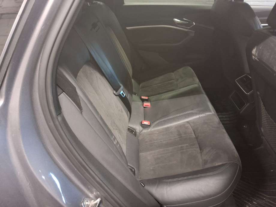 Sete bak til Audi e-tron, 2018-->>  (AUDI|)