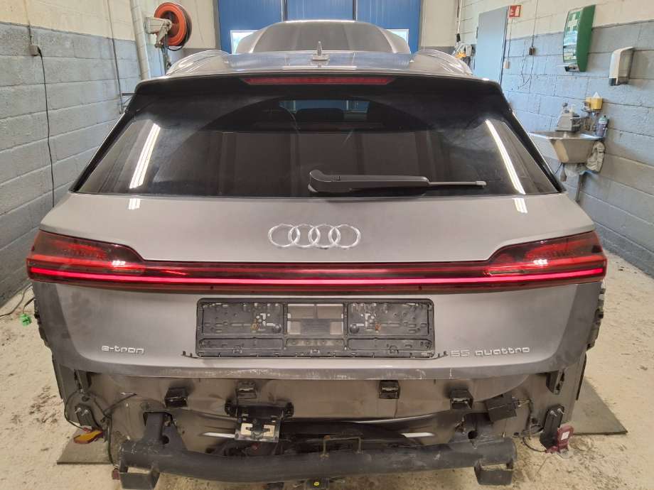 Bakluke til Audi e-tron, 2018-->>  (AUDI|)
